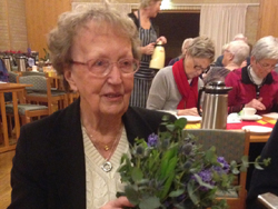 Elsie Örberg vann en bukett från Blomhuset på julfesten