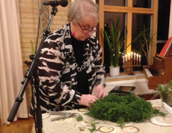 Åsa Karlsson från Blomhuset gästade oss och visade hur man binder en bordskrans i mjuk-en