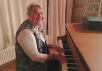 Vår pianist Britt-Marie Andersson ackompanjerade till allsången