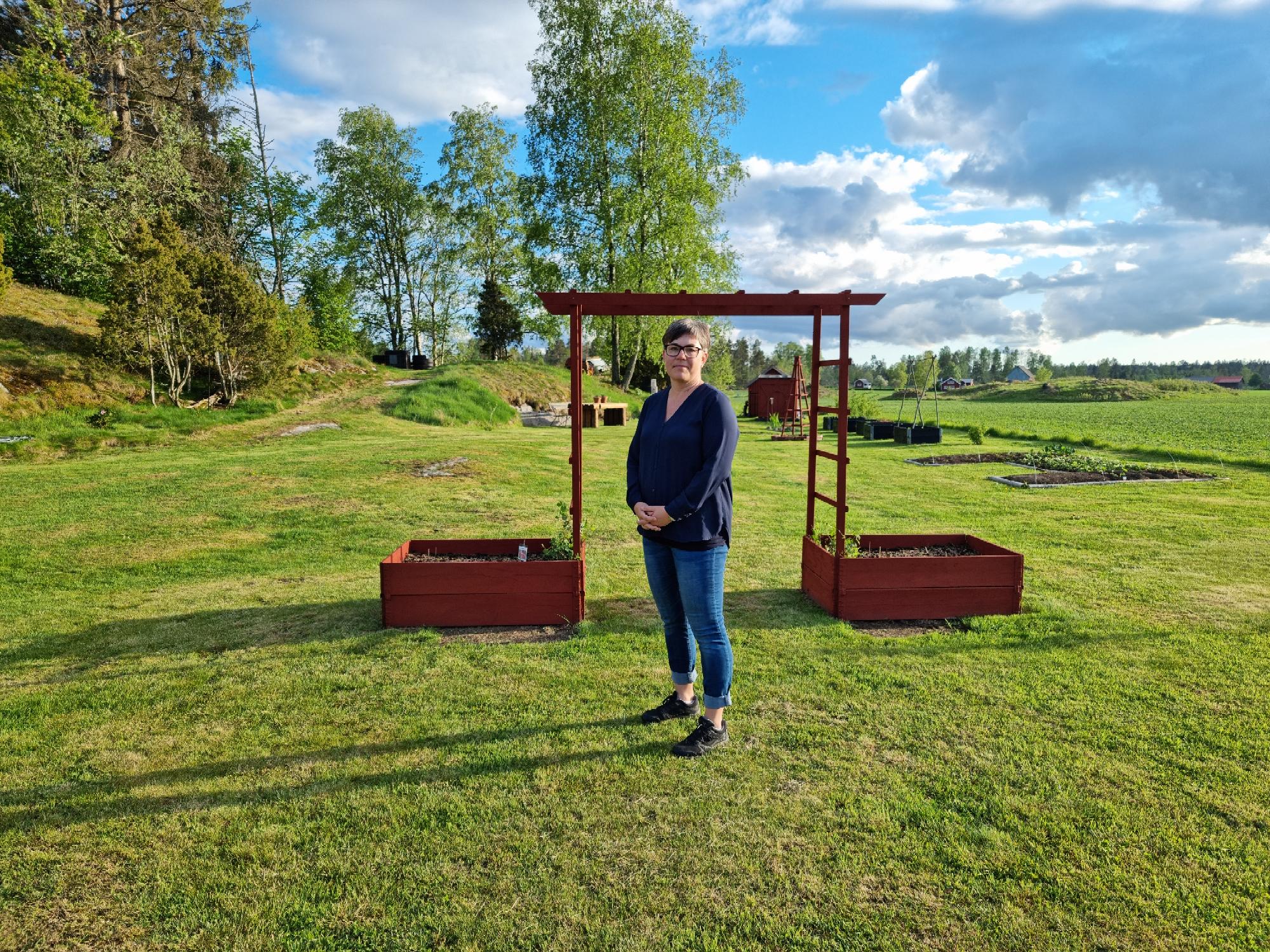 Åsa Persson framför en minipergola eller växtport vid visning i tre trädgårdar den 22 maj 2022.