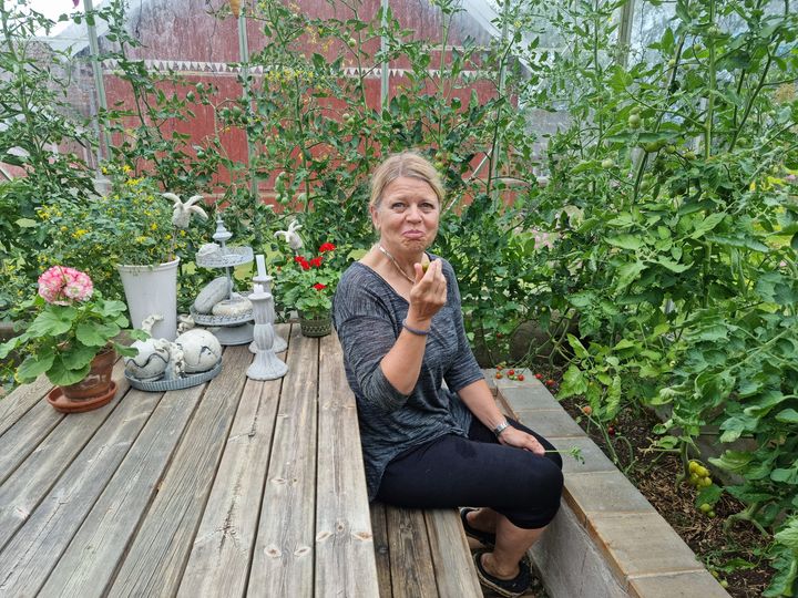 Lillemor Lindberg sitter i sitt växthus