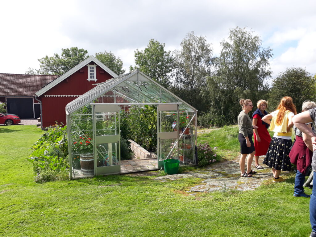 Trädgårdsbesök hos Lillemor Lindberg, sjuntorp med växthus