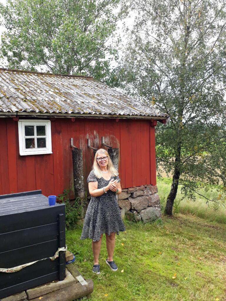 Trädgårdsbesök hos Lillemor Lindberg, sjuntorp. Ekstockar ympade med svampmycel från shitakesvamp